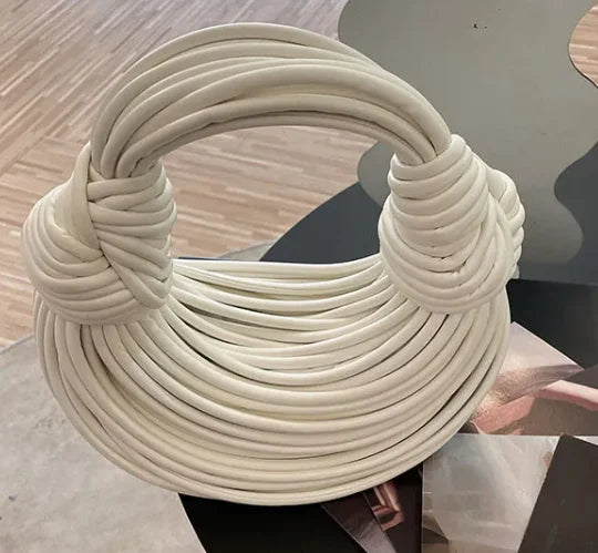 Bolsa de Ombro Escultural Dourada