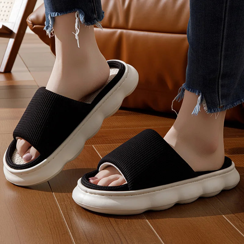 Chinelo casual respirável e confortável.