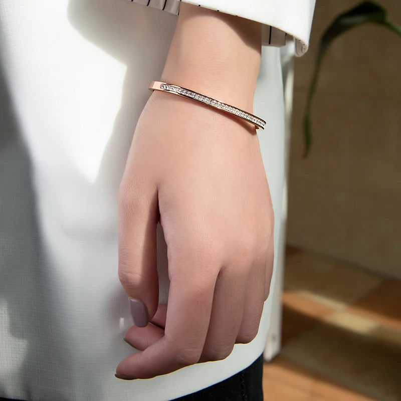 Pulseira Elegante com Zircônias Cravejadas