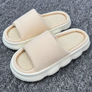 Chinelo casual respirável e confortável.